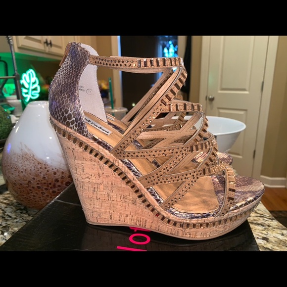 NWB Not Rated Metallic Gold Wedge Sandals - Picture 5 of 15